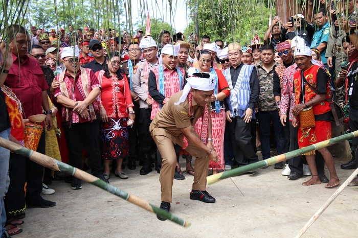 BUKA PGD: Wakil Gubernur Kalbar Krisantus Kurniawan membuka Pekan Gawai Dayak (PGD) ke-14 di Sekadau. Ia mengajak generasi muda Dayak untuk mewarisi budaya leluhur agar tidak punah di tengah arus zama