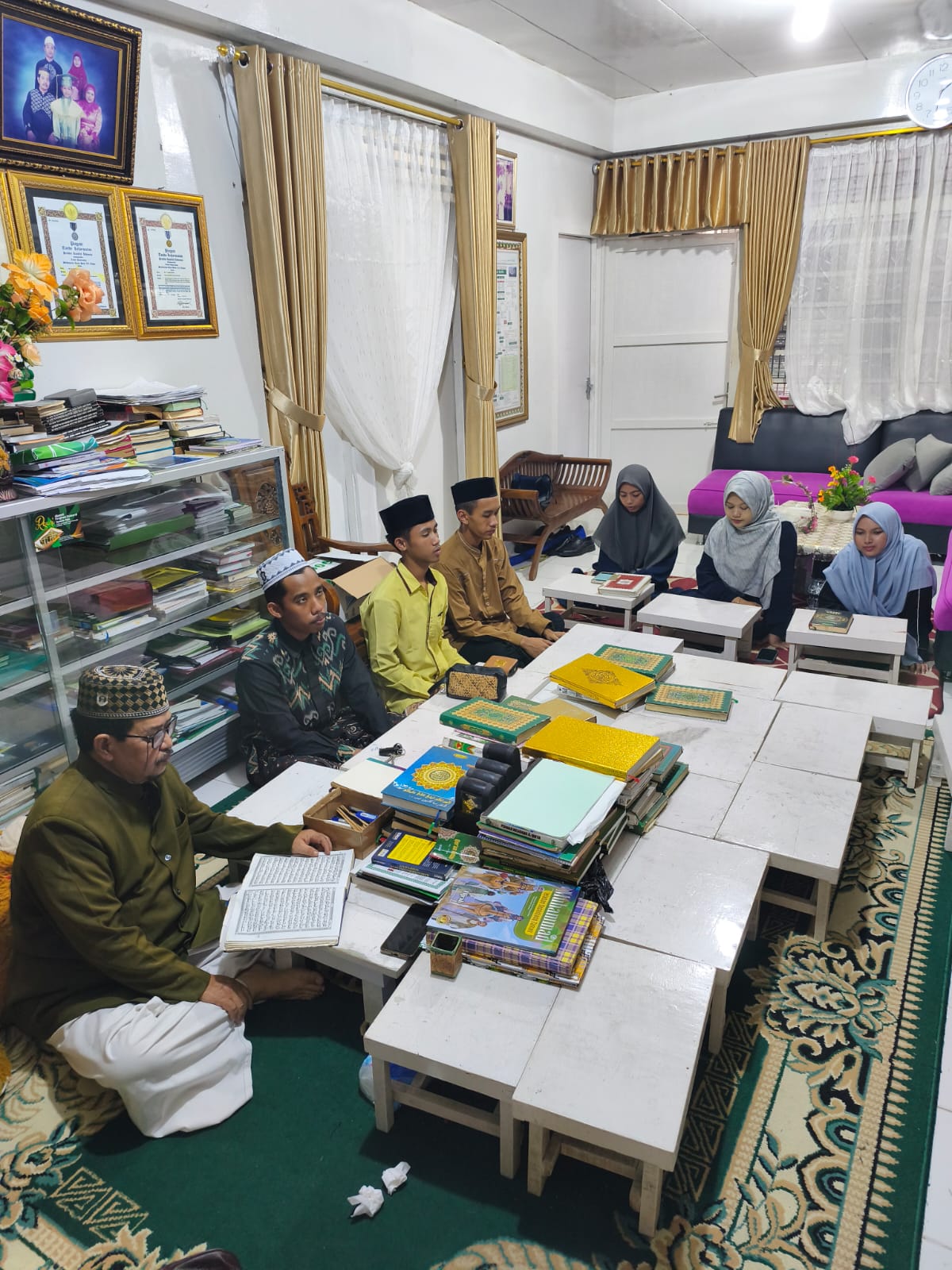 Suasana pembinaan para hafiz dan hafizah Kalbar di rumah guru mereka di Gang Reformasi, jelang STQ Nasional 2025.
