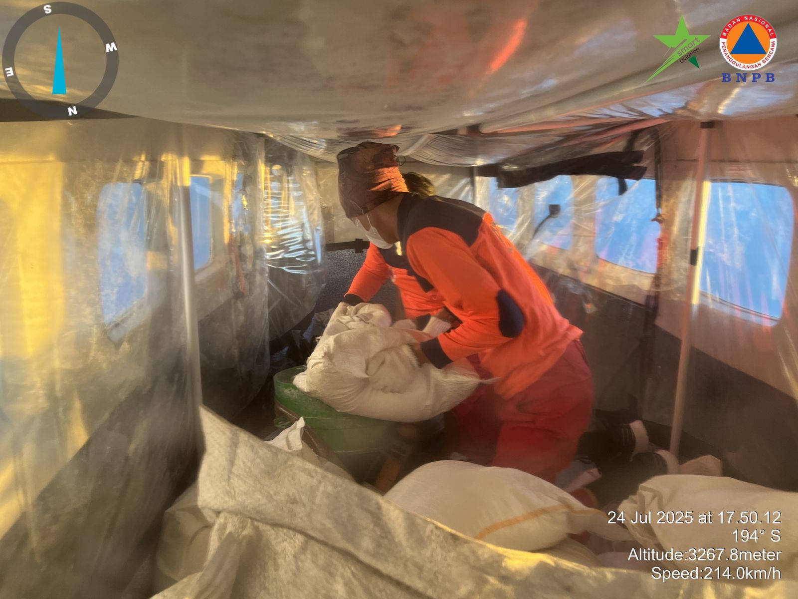 Tim Satgas Penangguangan Karhula Kalbar saat melakukan modifikasi modifikasi cuaca untuk menekan jumlah luasan kebakaran hutan dan lahan di kalbar.