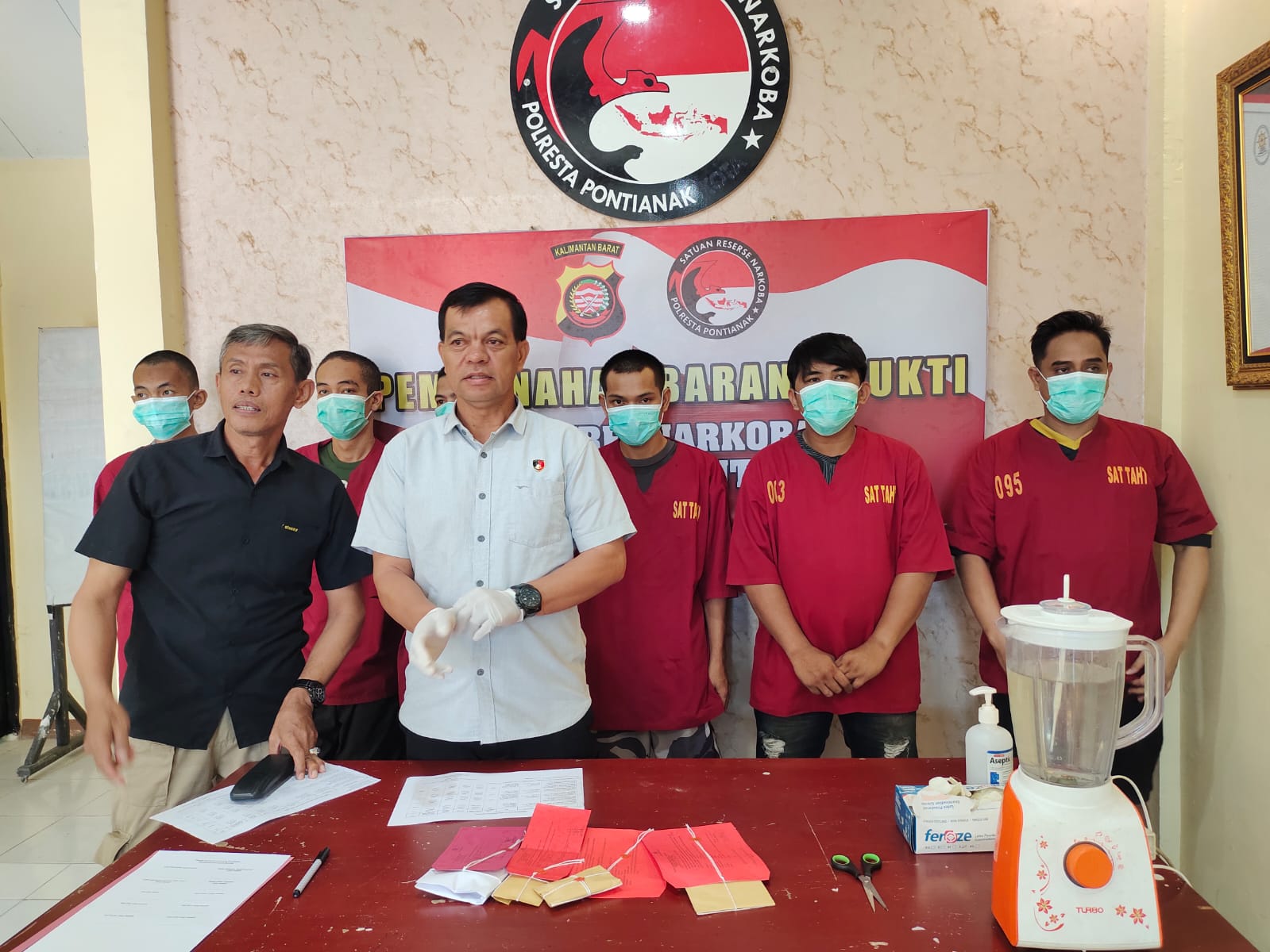 Tim Satuan Reserse Narkoba Polresta Pontianak saat memusnahkan barang bukti narkotika jenis sabu seberat 36,17 gram, Kamis (24/07).