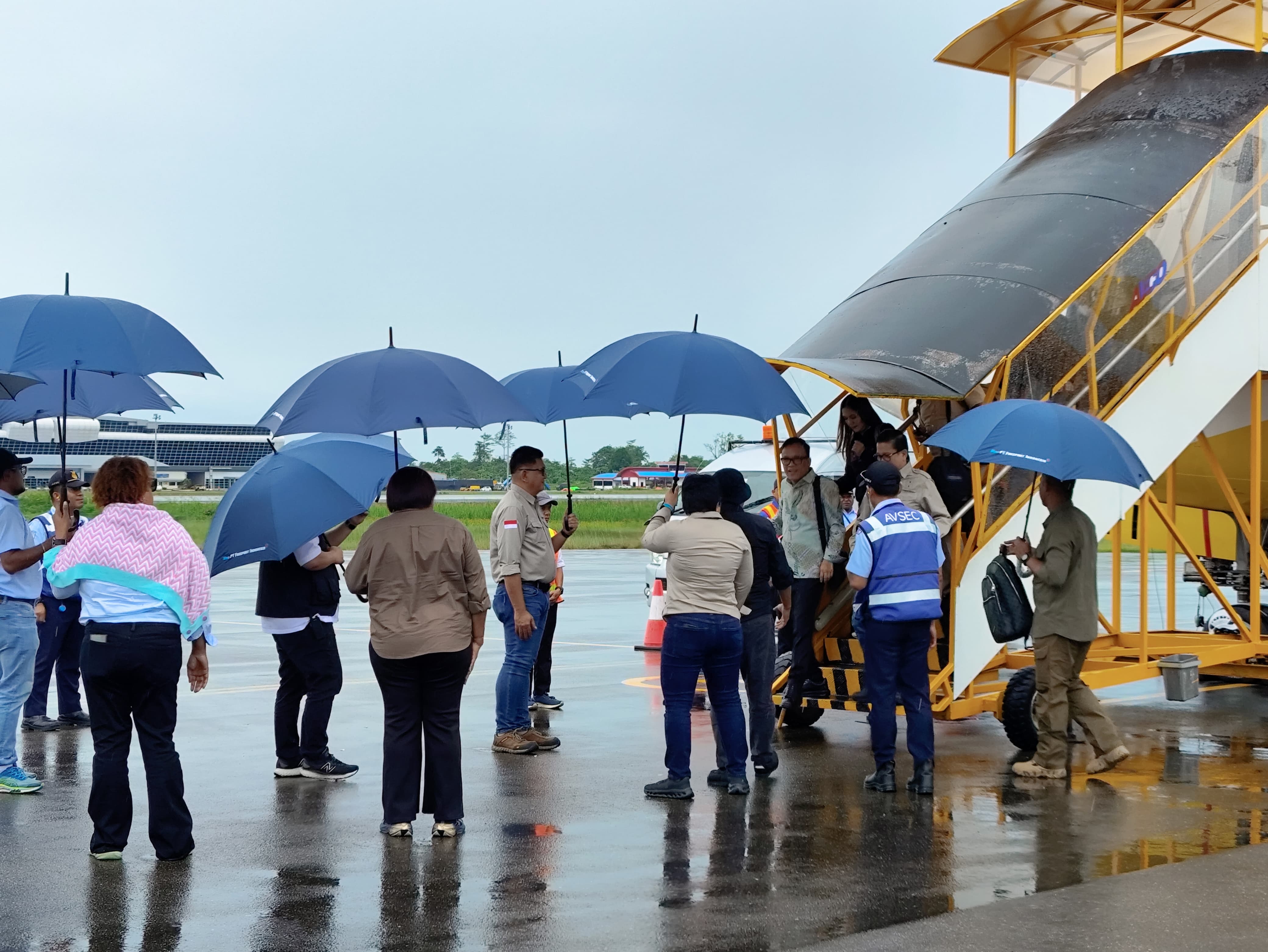 Wamenaker RI bertolak dari Timika usai kunjungan kerja, Kamis (24/7/2025).