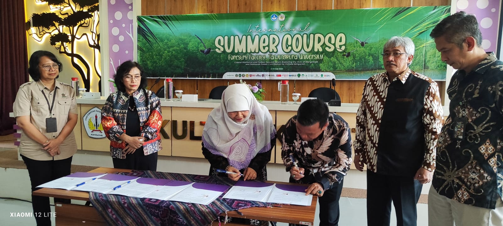 Direktur PT Mayawana Persada Iwan Budiman dan Dekan Fakultas Kehutanan Untan Dr. Farah Diba menandatangani kerja sama konservasi orang utan dan kajian karbon.