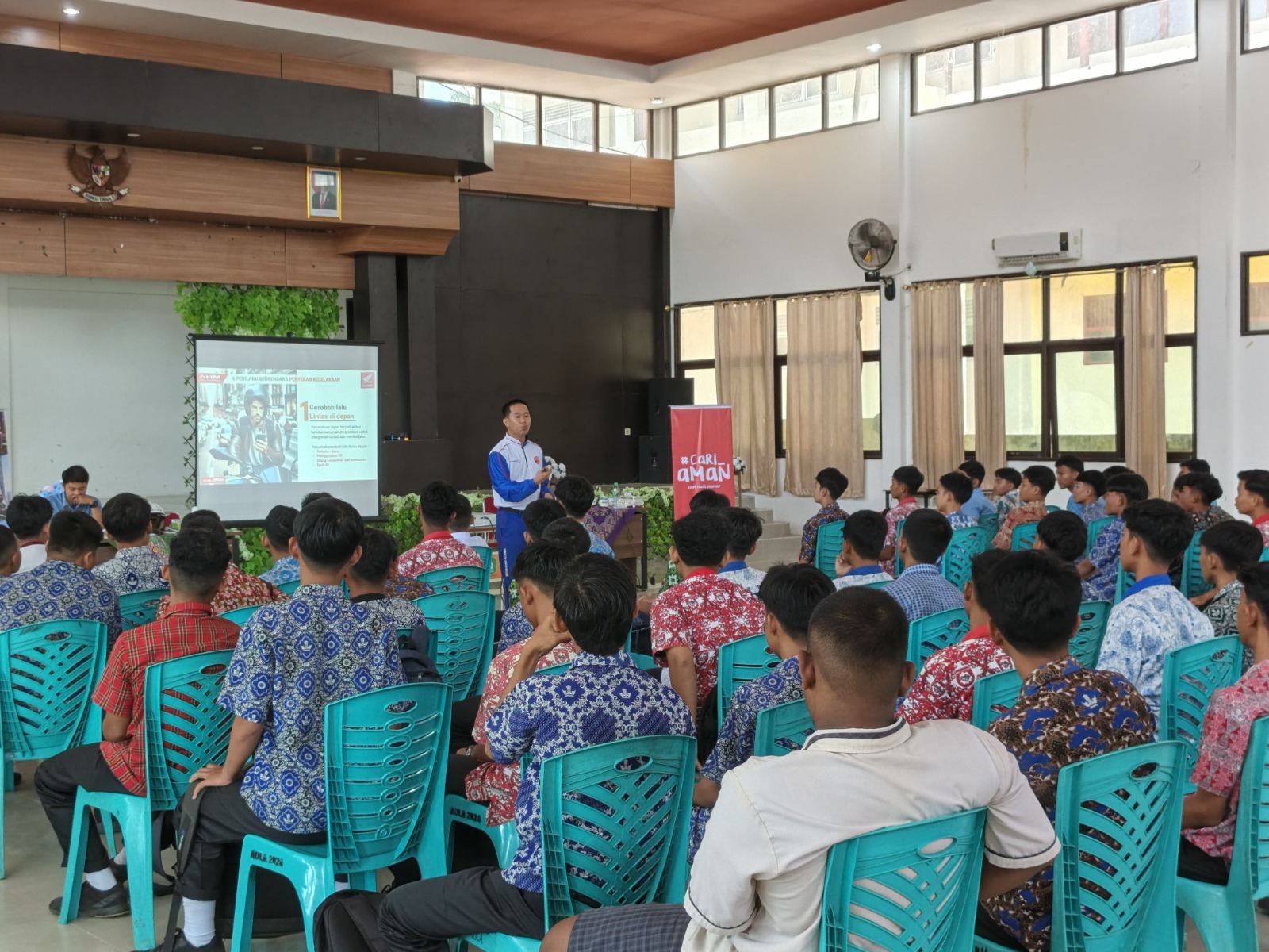 Siswa SMK Negeri 1 Sintang antusias mengikuti Seminar Safety Riding bersama Astra Motor Kalbar, belajar teknik berkendara aman dan semangat #Cari_Aman.