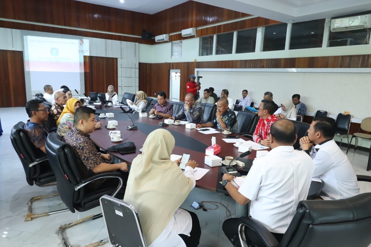 KONSULTASI: Suasana konsultasi DPRD Kabupaten Sambas ke DLHK Provinsi Kalbar.