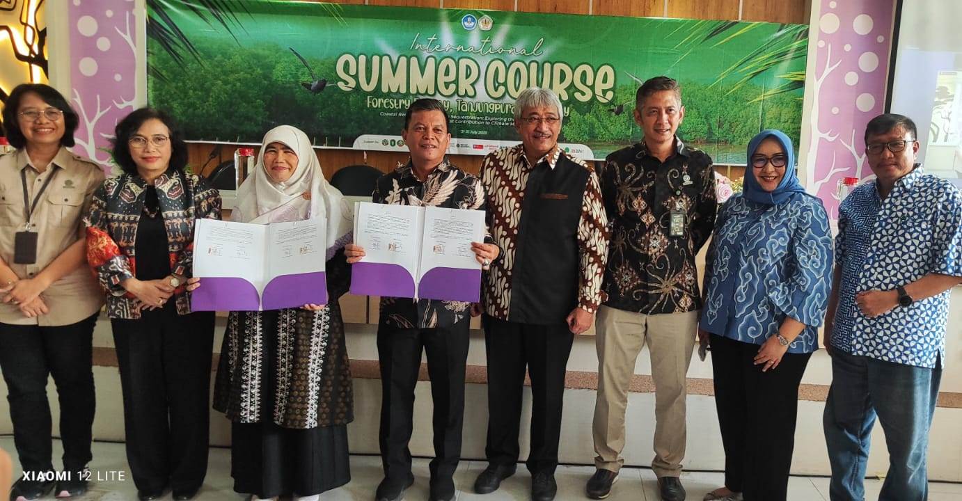 Direktur PT Mayawana Persada dan Dekan Fahutan Untan berfoto bersama usai penandatanganan kerja sama, disaksikan pejabat kehutanan dan akademisi.