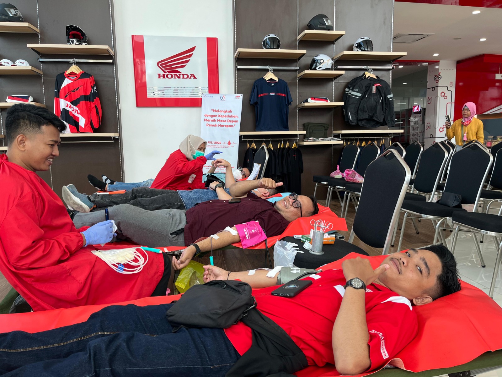 Karyawan, konsumen, dan mitra Astra Motor Kalbar ikut serta dalam aksi donor darah memperingati HUT ke-55 Astra Motor, Selasa (22/7/2025) di Kubu Raya.