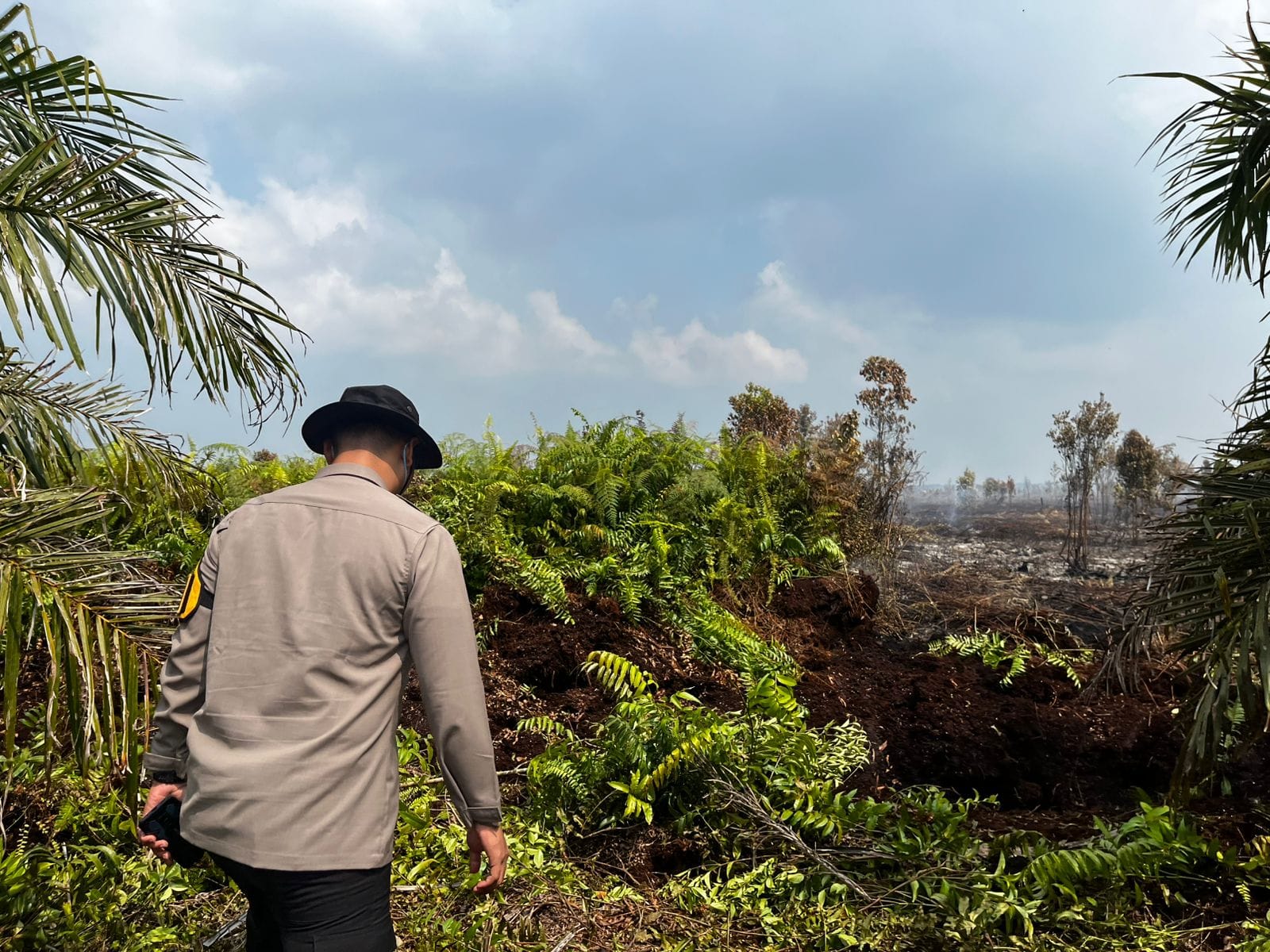 Kapolres memantau lokasi kebakaran lahan di Desa Antibar. ISTIMEWA