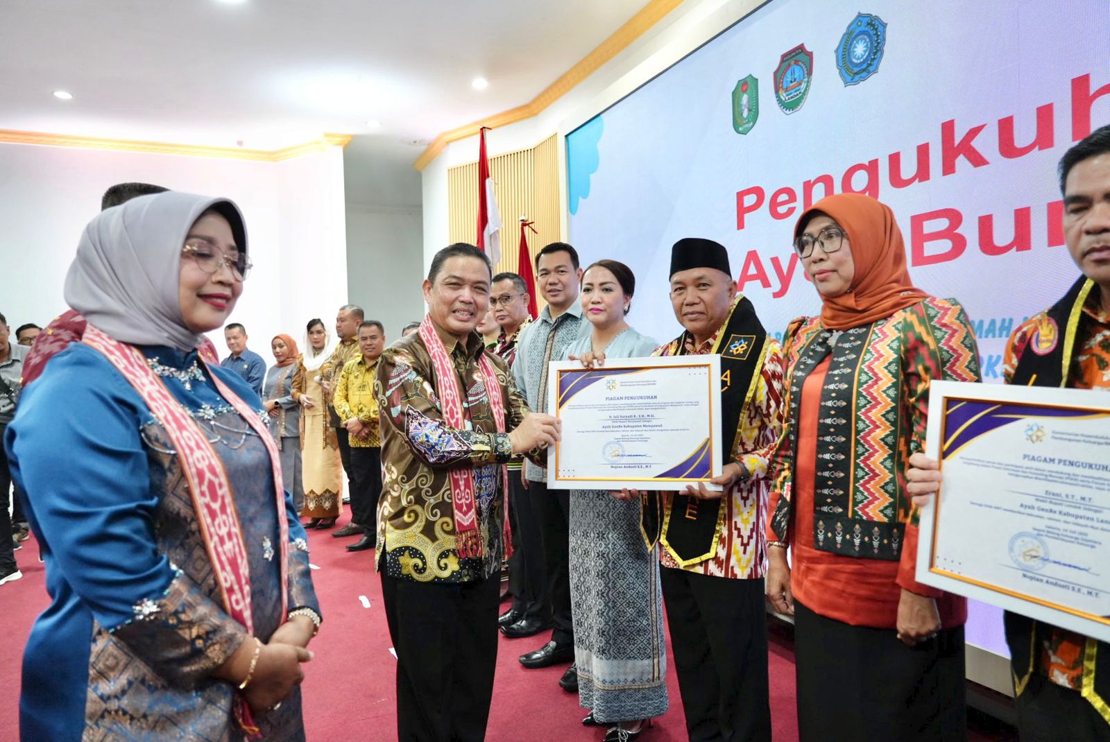 Wakil Bupati Mempawah beserta istri diberikan penghargaan sebagai Ayah-Bunda Genre.