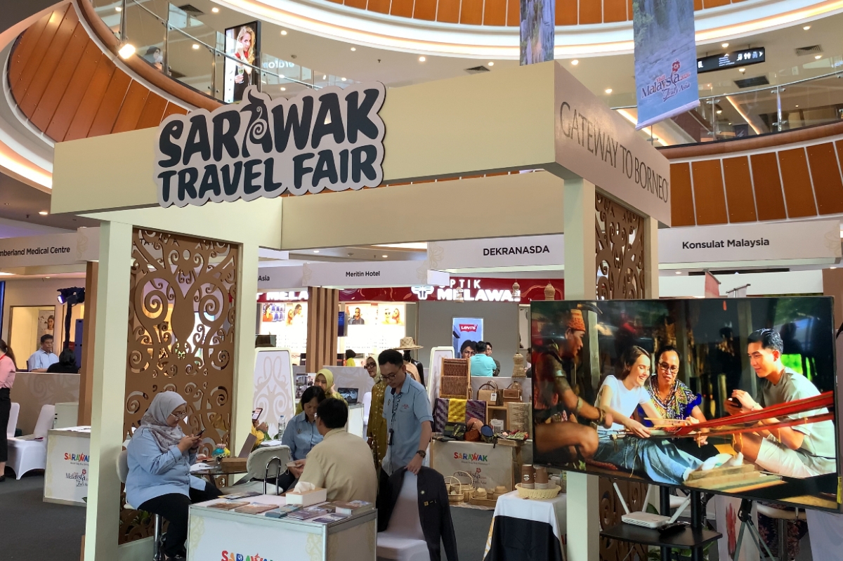 Suasana hari pertama Sarawak Travel Fair 2025 yang digelar di Ayani Megamall, Kamis (25/7).