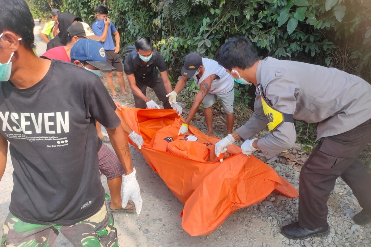 Penemuan mayat duduk telungkup di jalan poros Bika-Putussibau ini membuat geger masyarakat yang sudah membusuk.