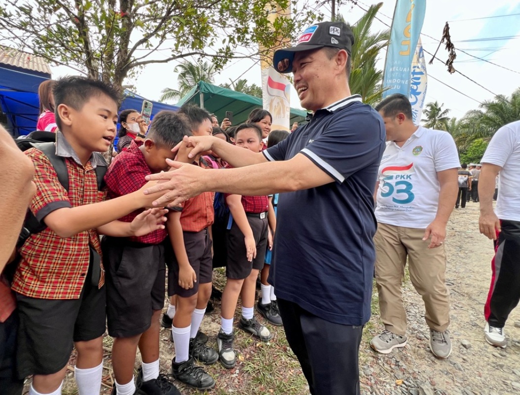 Gubenur Kalimantan Barat Ria Norsan saat menghadiri puncak Hari Kesatuan Gerak (HKG) PKK ke-53 dan Bulan Bhakti Gotong Royong Masyarakat (BBGRM) XXII Tingkat Provinsi Kalbar 2025, di Kabupaten Landak.