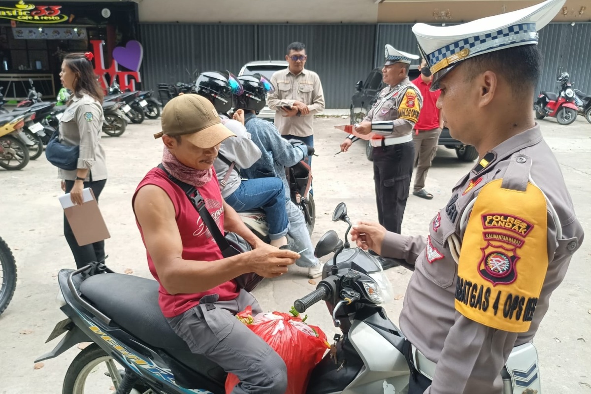 Anggota Satuan Polisi Lalu Lintas Polres Landak, saat memeriksa kelengkapan kendaraan bermotor dalam operasi patuh Kapuas 2025, di Kabupaten Landak.