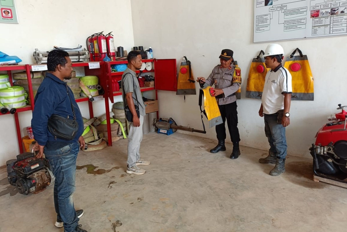 Polsek Sebangki saat melakukan pengecekan peralatan pemadam kebakaran dan embung di PT. Satria Multi Sukses (SMS) dalam rangka antisipasi Karhutla.