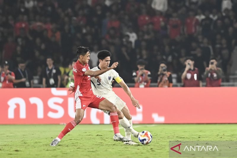 Pemain Timnas U-23 Indonesia Doni Tri Pamungkas (kiri) berebut bola dengan pemain Thailand Sek an Ratree (kanan) dalam semifinal Piala AFF U-23 2025 di Stadion Utama Gelora Bung Karno (SUGBK), Jumat.