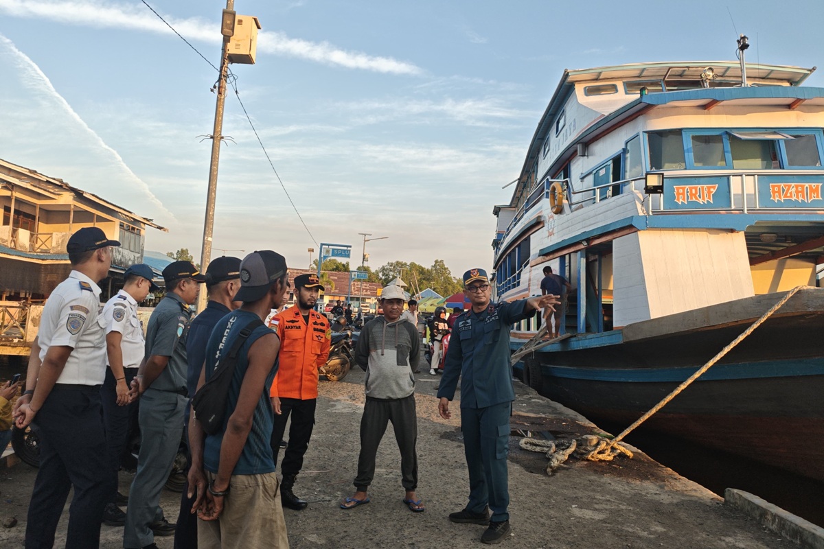Sejumlah petugas gabungan saat melakukan imbauan larangan merokok sembarangan, termasuk di atas kapal, serta edukasi keselamatan dalam pelayaran.