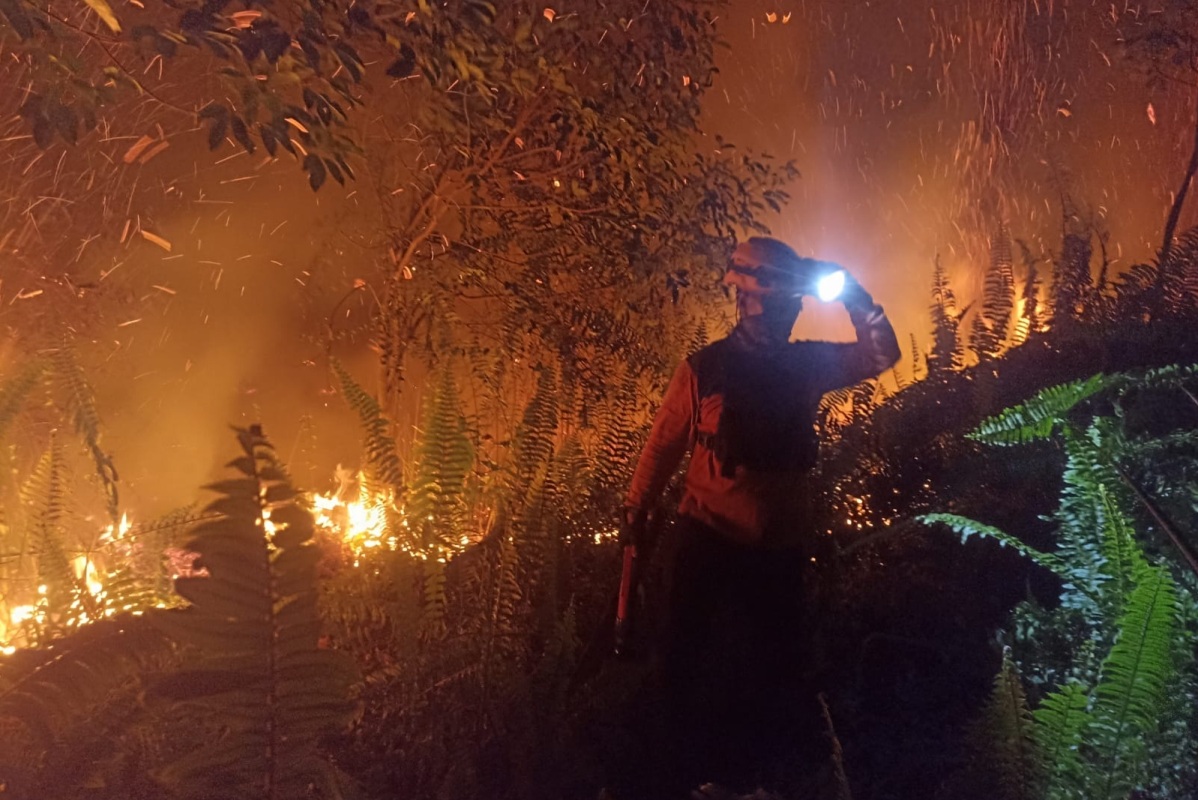 Tim gabungan Polres Kubu Raya, BPBD, dan pemadam kebakaran berjibaku memadamkan karhutla di Parit Haji Muksin, Kamis malam (24/7), saat api mulai meluas ke lahan gambut.