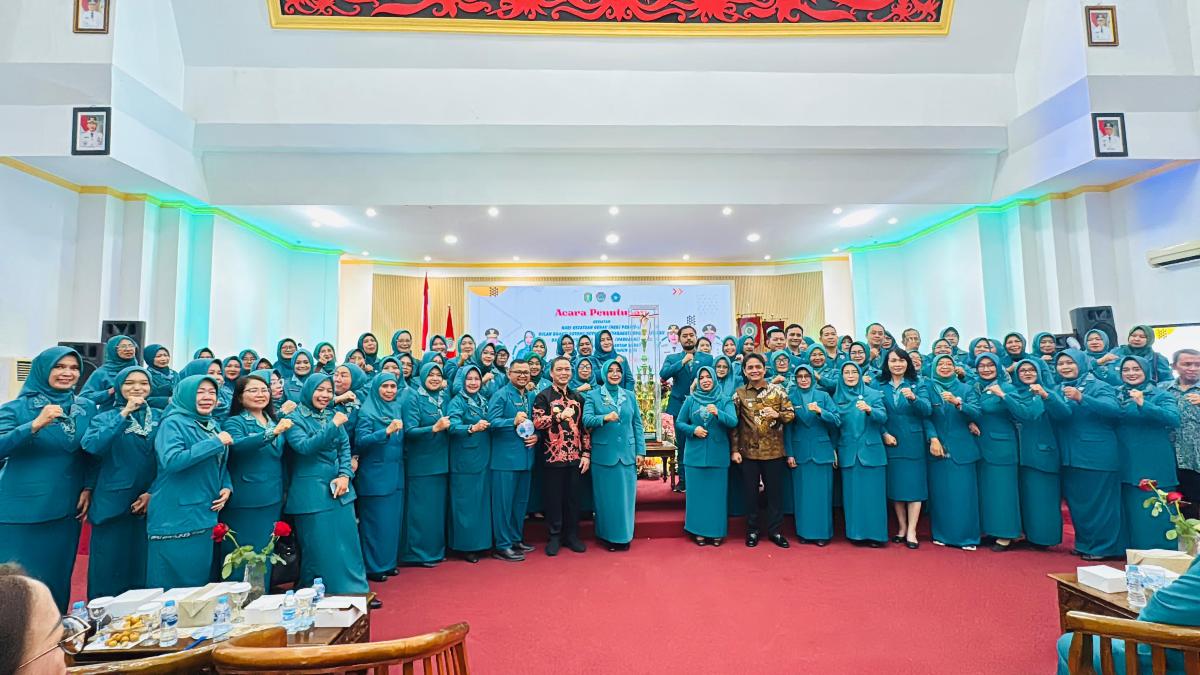 JUARA: Kontingen TP PKK Kota Pontianak berhasil merebut Juara Umum pada HKG PKK ke-53 Tingkat Provinsi Kalbar di Kabupaten Landak.