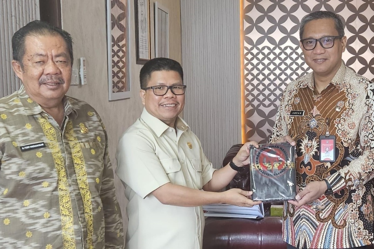 Bupati Sambas saat bertemu Direktur Pembangunan Wilayah Perkotaan dan Kawasan Batas Negara di Kemendagri untuk percepat pembangunan PLBN Temajuk.