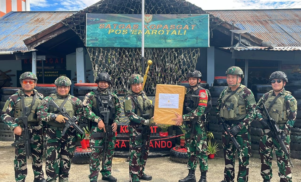 Panglima Koopsud III&nbsp;Marsda TNI Azhar Aditama mengunjungi Pos Satgas Kopasgat di&nbsp;Enarotali Papua tengah Jumat (25/7).