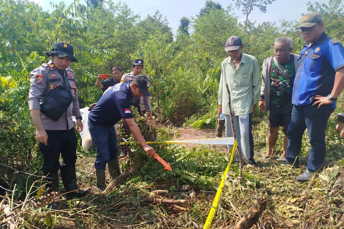 Pihak kepolisian mengidentifikasi lokasi penemuan kerangka manusia di Segedong.
