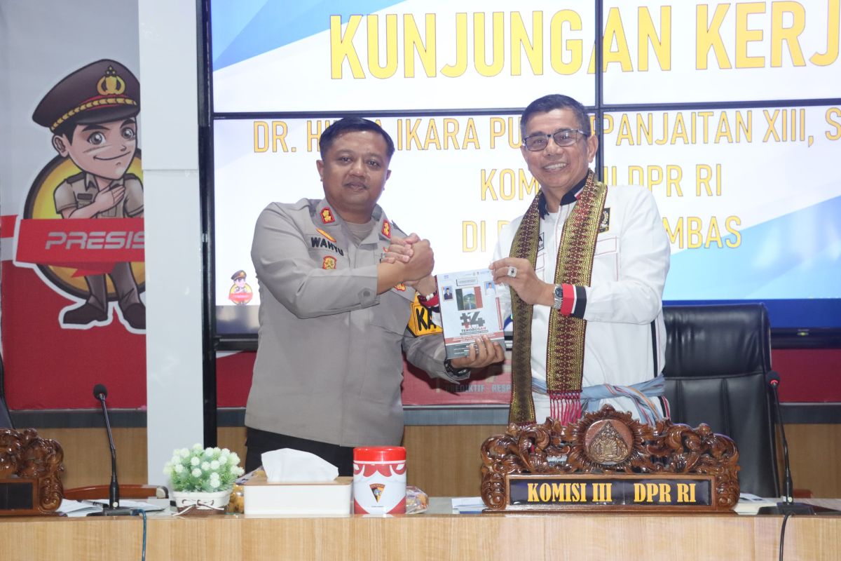 Anggota Komisi III DPR RI Hinca Panjaitan saat kunjungan kerja khusus ke Mapolres Sambas. Kehadiran Politisi Demokrat disambut Kapolres Sambas dan PJU hingga Bhabinkamtibmas.