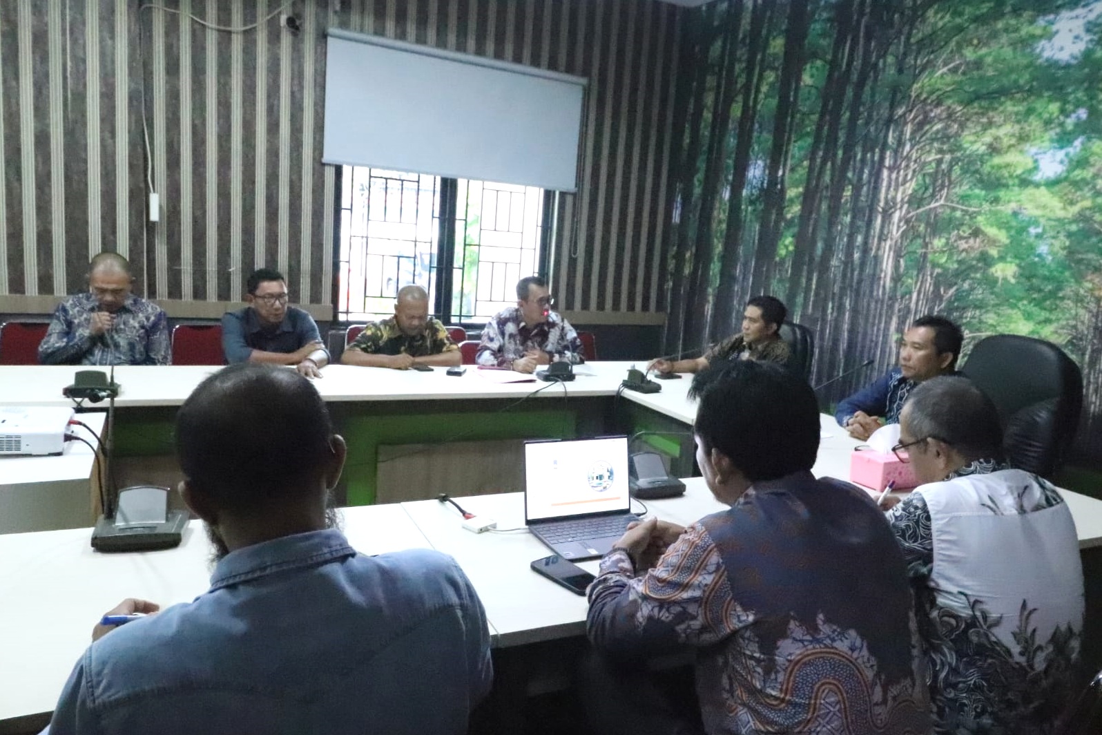 DPRD Kabupaten Sambas saat konsultasi ke Dinas Perkim Provinsi Kalbar.