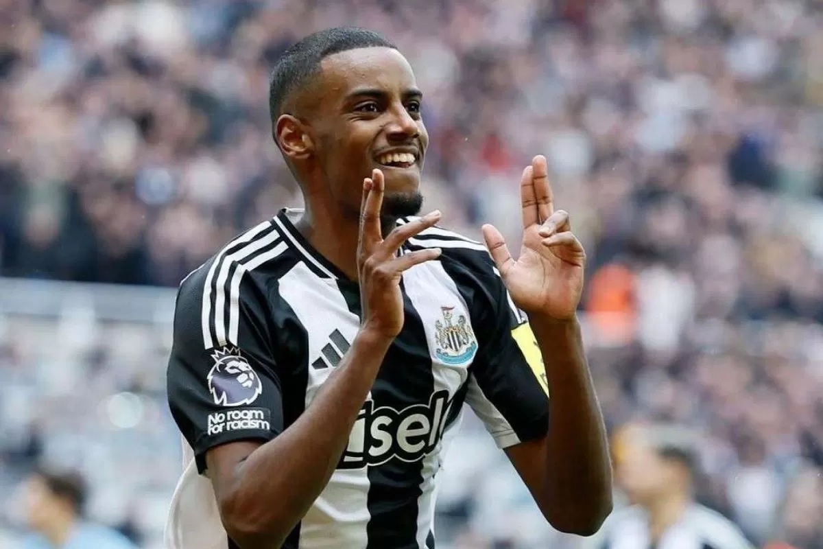 Selebrasi Alexander Isak ketika mencetak gol ke-50 di Liga Inggris lawan Notthingham Forest. Ia dikabarkan ingin segera hengkang dari Newcastle United.