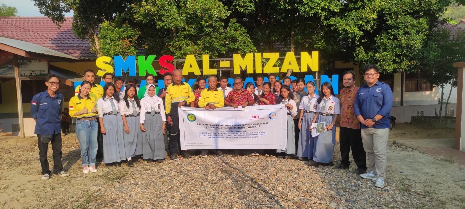 PT Sekayam Intilestari Mineral (PT SIM) melatih siswa SMK menggunakan alat navigasi dan web.