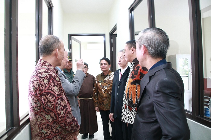 TINJAU: Wakil Wali Kota Pontianak Bahasan meninjau gedung Leopold Mandic di Universitas Widya Dharma Pontianak.