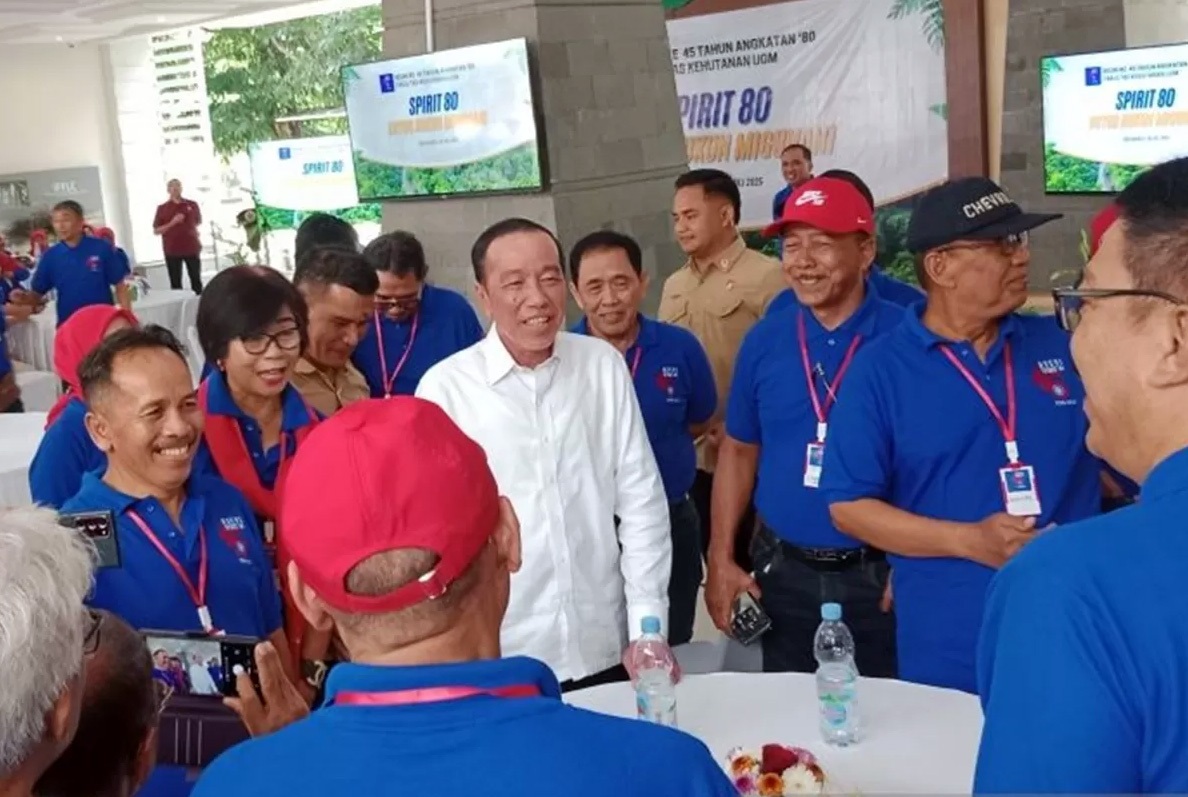 REUNI: Presiden ke-7 RI Joko Widodo (Jokowi) mengungkapkan isi hatinya soal tuduhan ijazah palsu dalam acara reuni ke-45 Angkatan 80 Fakultas Kehutanan UGM di Jogjakarta, Sabtu (26/7).