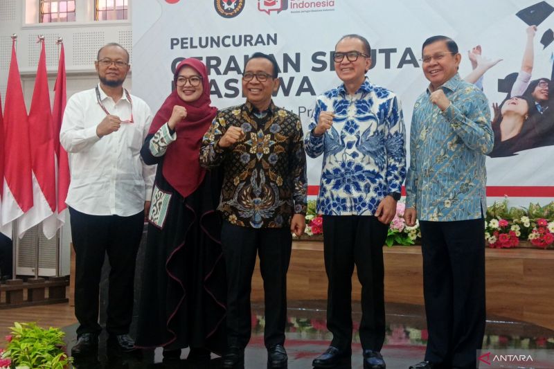 LUNCURKAN: Menko PMK Pratikno bersama Dewan Kehormatan Asosiasi Jaringan Beasiswa Indonesia Tantowi Yahya, Ketua Asosiasi Jaringan Beasiswa Indonesia Rina Fatimah, Rektor Universitas YARSI Fasli Jalal