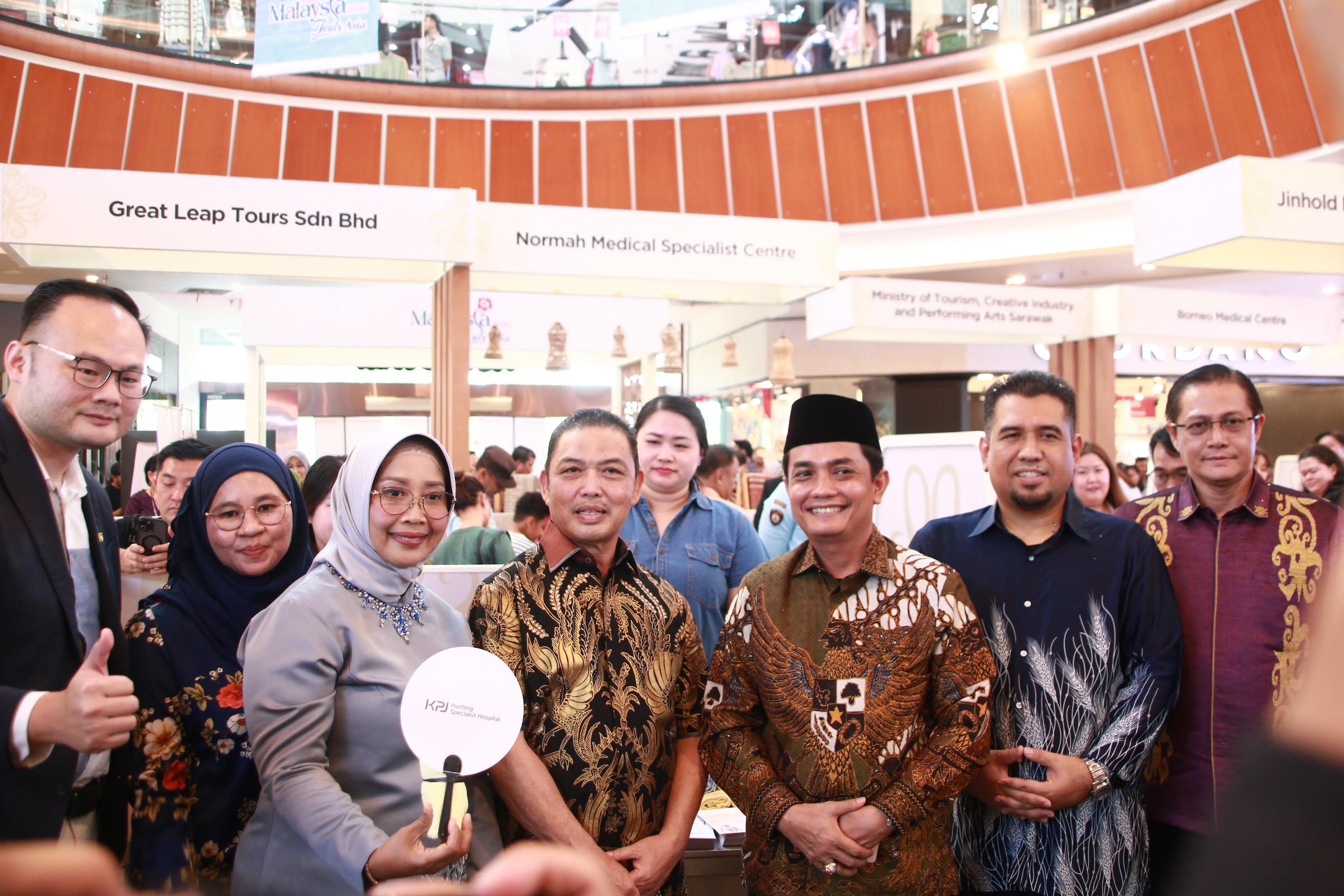 TRAVEL FAIR: Wakil Wali Kota Pontianak Bahasan bersama Gubernur Kalbar Ria Norsan saat menghadiri Sarawak Travel Fair 2025.
