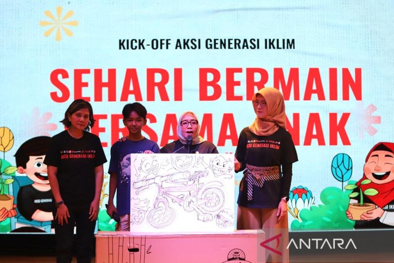 DIABADIKAN: CEO Save the Children Indonesia Dessy Kurwiany Ukar (kiri), Menteri Pemberdayaan Perempuan dan Perlindungan Anak Arifah Fauzi (kedua kanan), dan Deputi Bidang Koordinasi Peningkatan