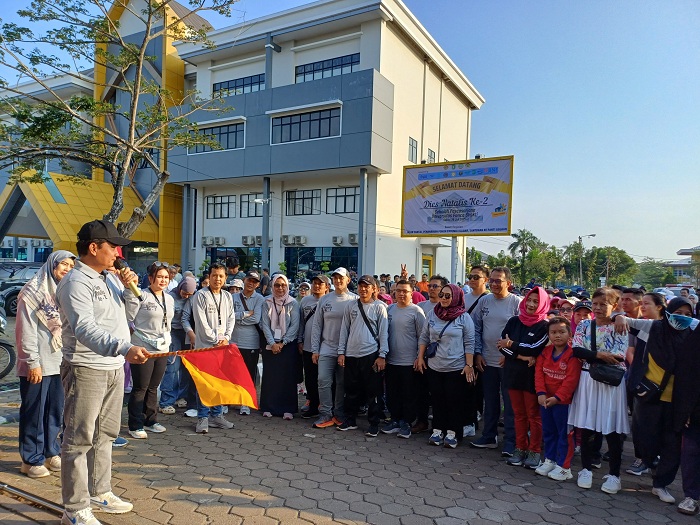 Wakil Wali Kota Pontianak, Bahasan, secara resmi melepas peserta jalan sehat dalam rangka Dies Natalis ke-2 Sekolah Pascasarjana Universitas Panca Bhakti, Sabtu (26/7) di halaman kampus UPB Pontianak.