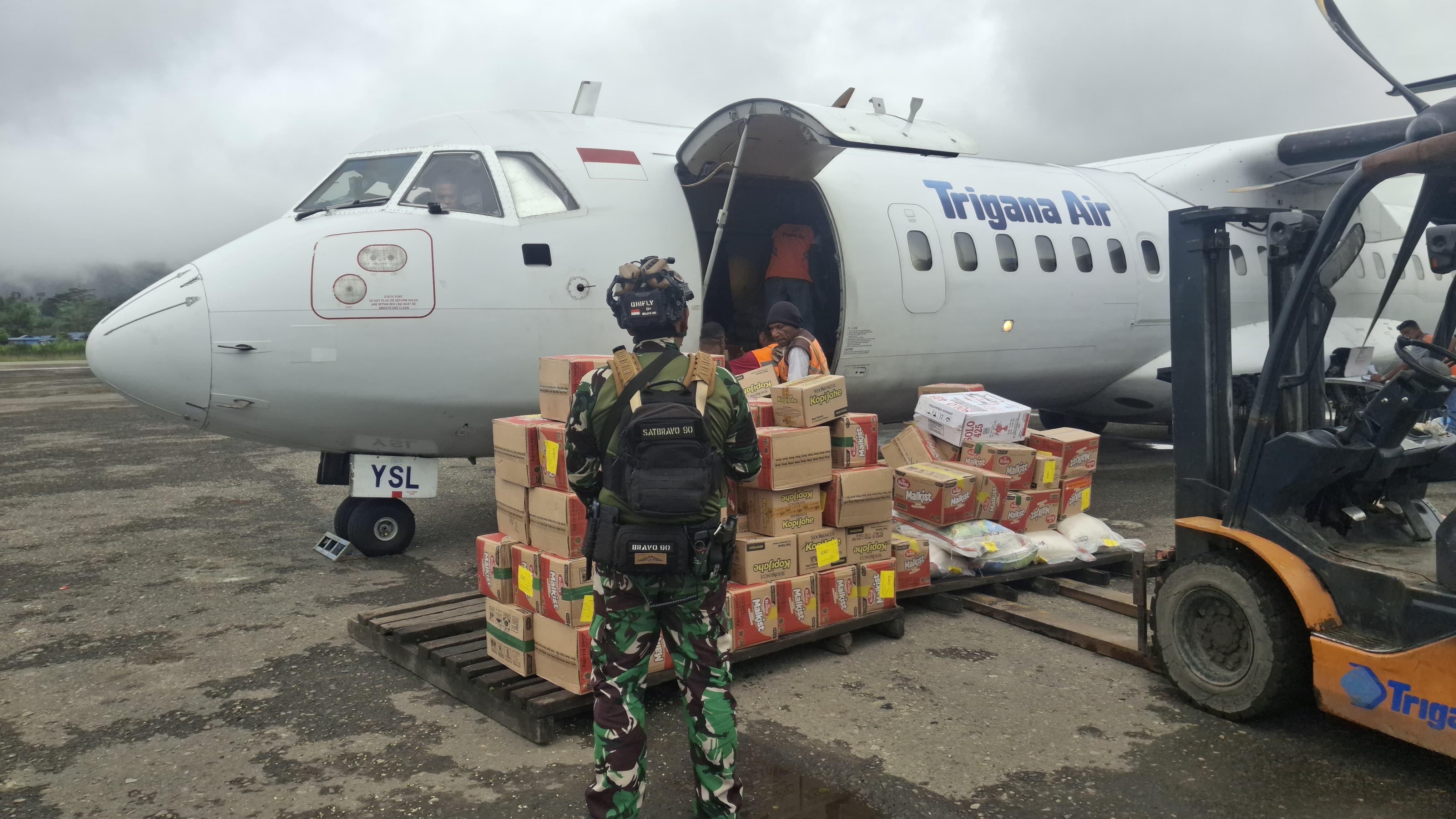 Pengamanan distribusi logistik di Bandara Oksibil, Pegunungan Bintang, oleh personel Kopasgat.