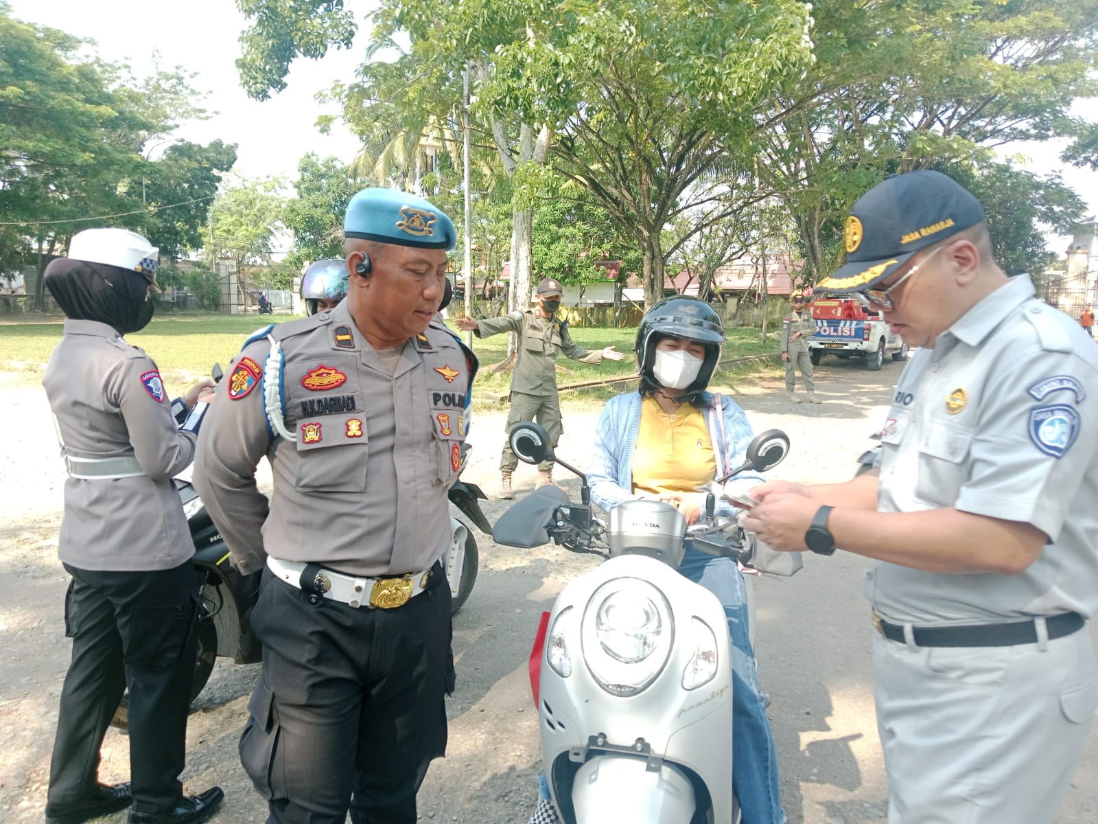 RAZIA: Petugas gabungan memeriksa kelengkapan surat pengendara saat razia Operasi Patuh Kapuas 2025 di Pontianak Timur.