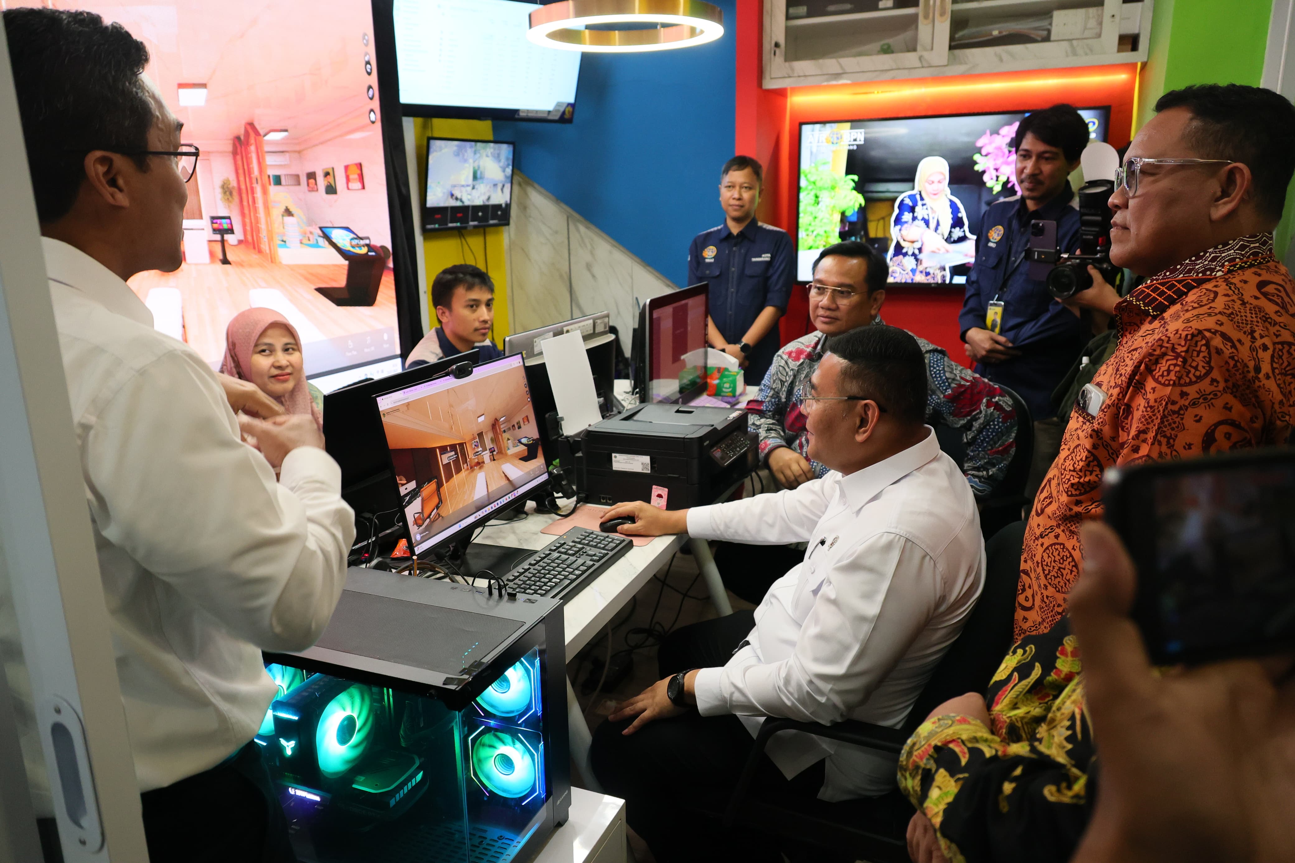 Ossy Dermawan saat menyambangi Kantor Pertanahan (Kantah) Kota Tangerang untuk melihat hasil inovasi yang dikembangkan dalam pelayanan pertanahan.