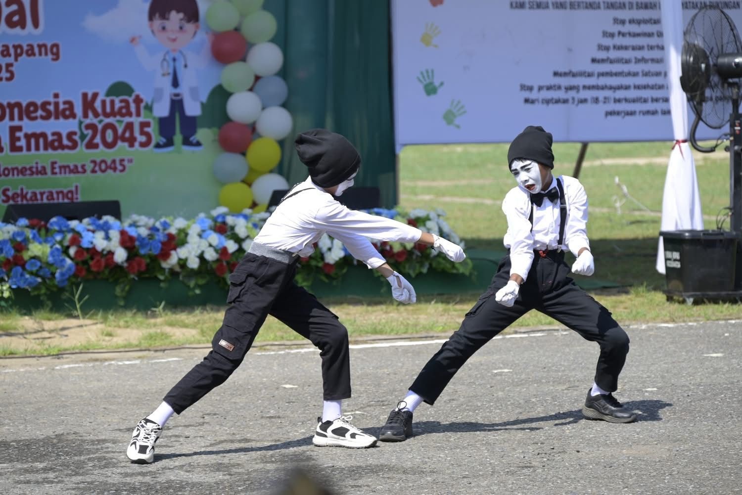 TAMPIL: Dua anak menampilkan keterampilan dalam peringatan Hari Anak Nasional ke-41 di Kantor Bupati Ketapang, Sabtu (26/7), sebagai bagian dari upaya membangun ruang ekspresi yang ramah dan aman