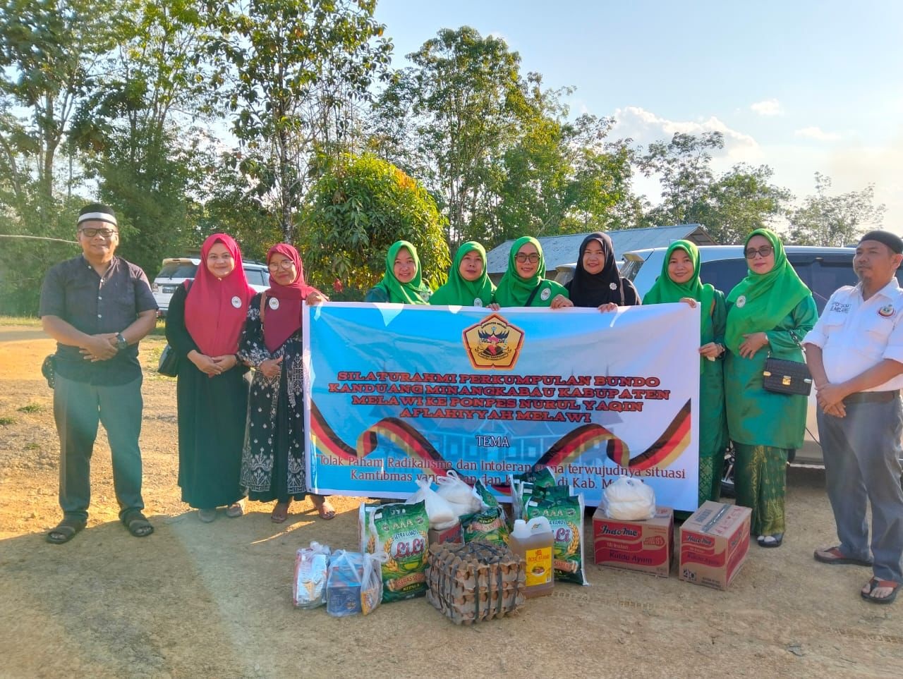 BANTUAN: Ketua PBKM Melawi, Sanawiyah (tengah), bersama pengurus dan anggota menyerahkan bantuan sembako kepada Pondok Pesantren Nurul Yaqin Aflahiyyah sebagai bentuk kepedulian terhadap pendidikan ke