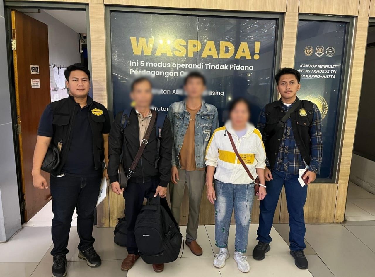 DEPORTASI: Tiga WNA asal Tiongkok saat dipulangkan melalui Bandara Internasional Soekarno-Hatta, Jakarta, 25 Juli 2025, usai terbukti menyalahgunakan izin tinggal di Ketapang.