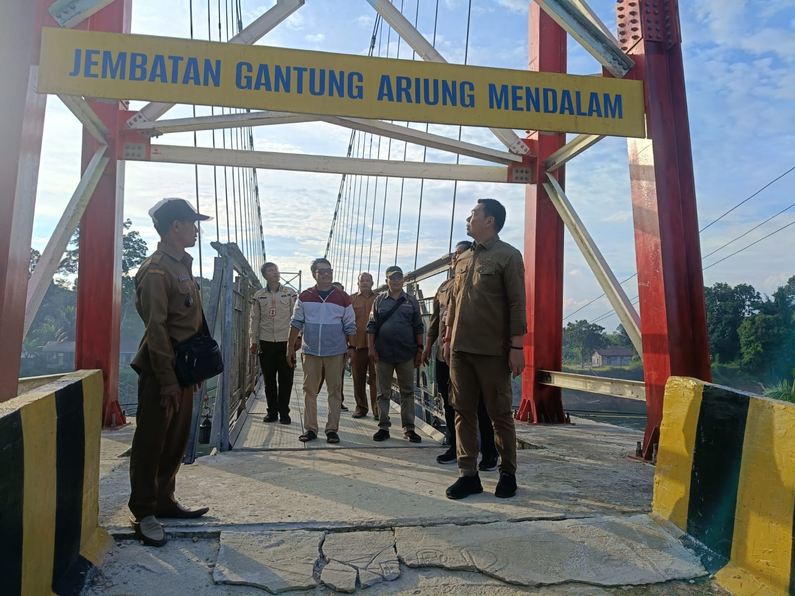 TINJAU: Bupati Kapuas Hulu Fransiskus Diaan meninjau Jembatan Gantung Ariung Mendalam yang baru dibangun, disambut antusias oleh warga. Jembatan ini menjadi akses vital yang sempat terputus sejak 2023