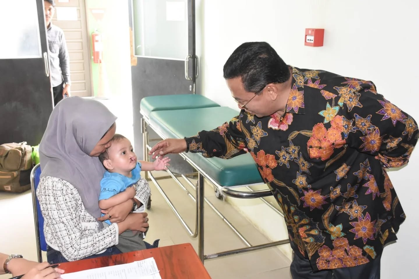 TINJAU: Wakil Bupati Kubu Raya Sukiryanto meninjau langsung pelaksanaan operasi bibir sumbing di RSUD TBSI, Jumat (25/7), sebagai bentuk dukungan terhadap aksi kemanusiaan dan upaya penurunan stunting