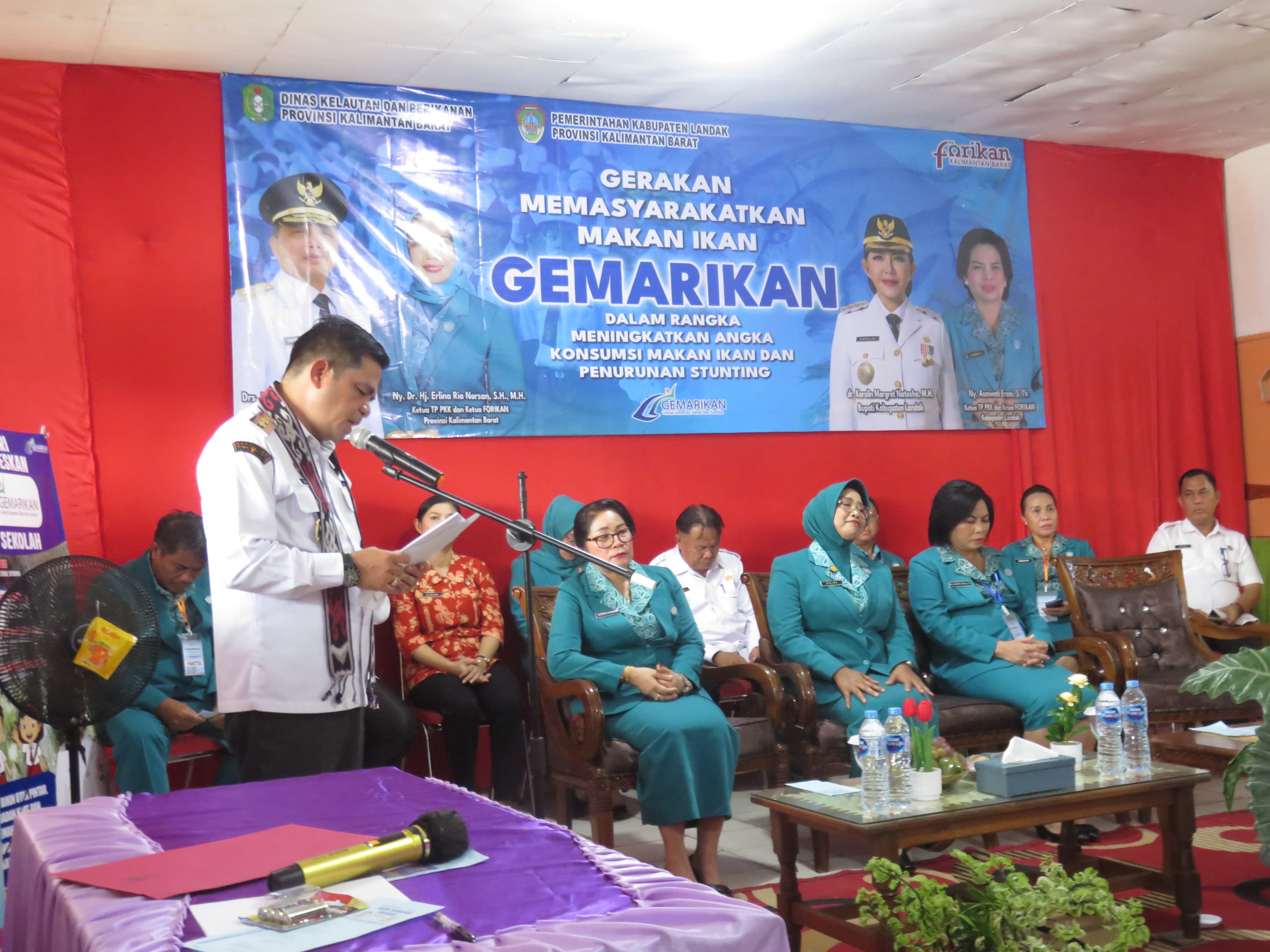 SAMBUTAN: Wakil Bupati Landak Erani saat memberi sambutan pada sosialisasi Gerakan Memasyarakatkan Makan Ikan (Gemarikan), yang digelar di SDN 01 Ngabang, Rabu (23/7).