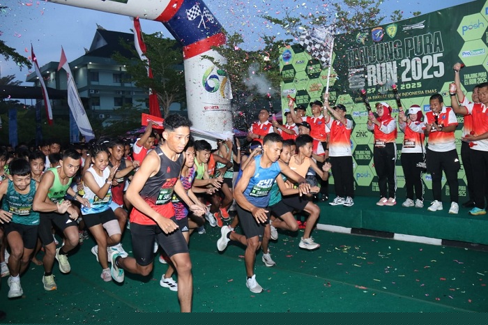 START: Gubernur Kalimantan Barat Ria Norsan mengangkat bendera start sebagai tanda dimulainya Tanjungpura City Run dengan rute sejauh 5 KM dan 10 KM.