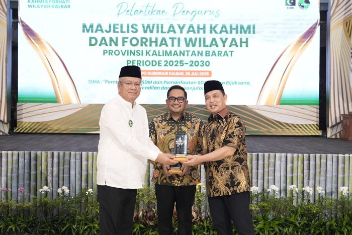 KOMITMEN: Foto bersama antara Gubernur Ria Norsan, Ketua Kahmi Kalbar Harisson dan Koordinator Presidium Majelis Nasional KAHMI, Dr. M. Rifqinizamy Karsayuda saat pelantikan Pengurus Wilayah KAHMI KLB