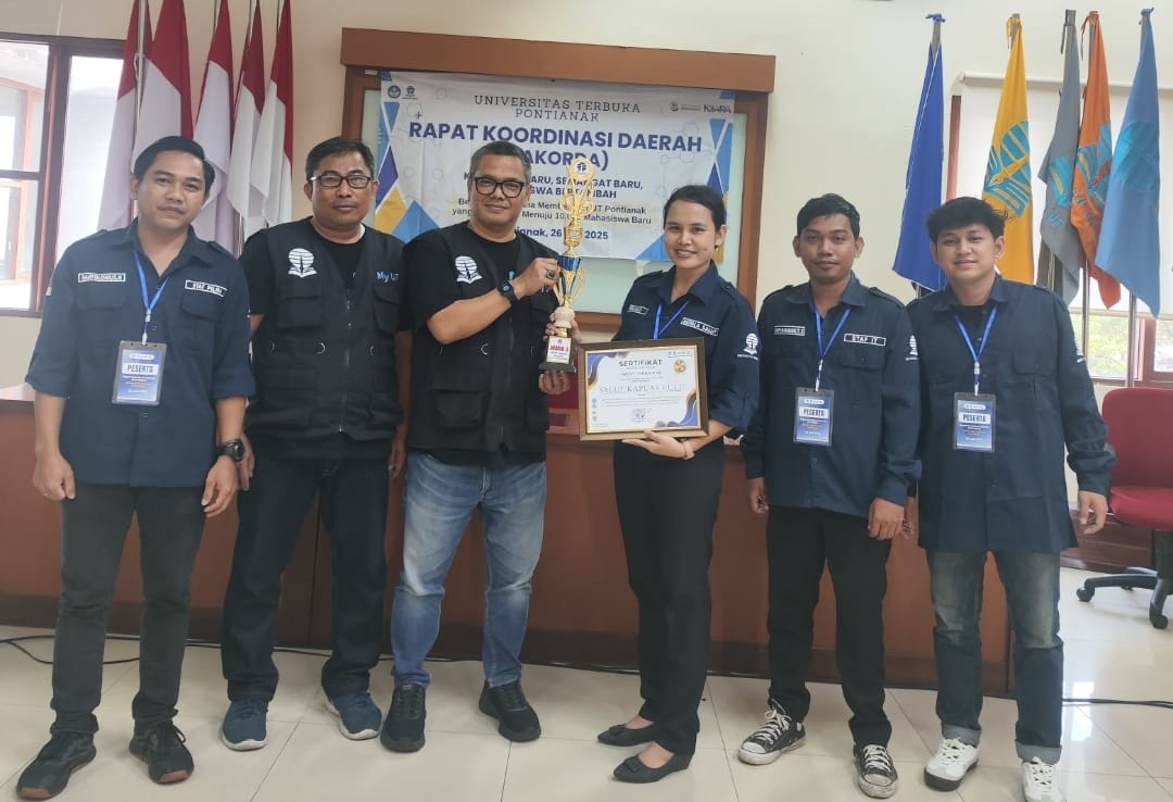 PENGHARGAAN: SALUT Kapuas Hulu saat menerima penghargaan sebagai SALUT terbaik ketiga di Kalbar yang diserahkan langsung oleh Direktur UT Pontianak Romi Siswanto.