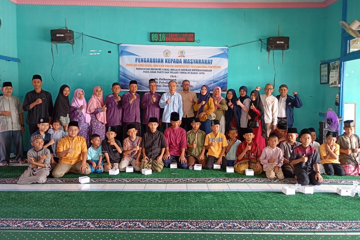 Dosen dan mahasiswa FISIP Untan bersama pelaku UMKM dan anak-anak panti dalam kegiatan PKM kewirausahaan di Pondok Pesantren Tunas Islam Muhammadiyah, Rasau Jaya, Sabtu (26/7).