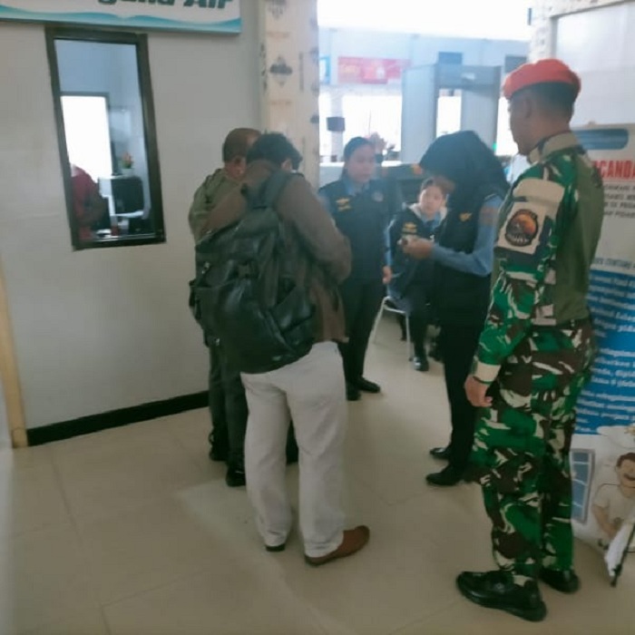 Personel Kopasgat bersama petugas bandara melakukan pemeriksaan dan koordinasi pengamanan di Bandara Wamena, Papua Pegunungan.