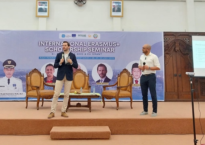 PAPARAN : Pembicara dalam kegiatan Seminar Internasional Erasmus+ 2025 yang diselenggarakan oleh EU-ASEAN Exchange Alumni (EAEA) di Aula Rumah Dinas Wali Kota Pontianak, Senin (28/7).
