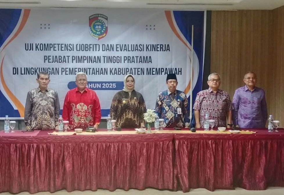 UJI KOMPETENSI: Bupati Erlina saat membuka kegiatan Job Fit dan Evaluasi Kinerja.